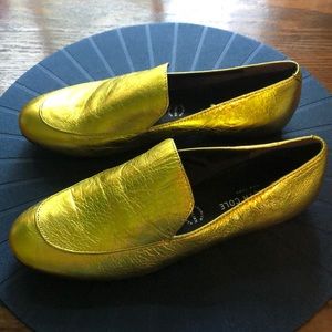 (EUC) Kenneth Cole New York Westley gold flats 7